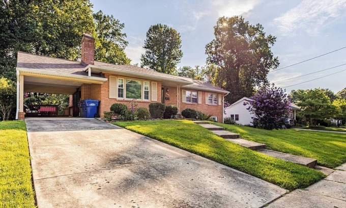 Idylwood House | 3BR Home -Free Parking, Metro, WiFi Kitchen Laundry, Kids, Near DC & Downtown