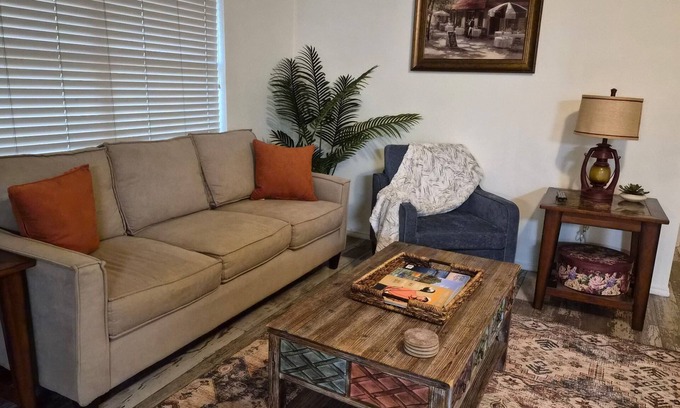 Southeast Arlington House | 3BR Home - Near AT&T Stadium, Globe Life Field, Six Flags & Downtown Arlington