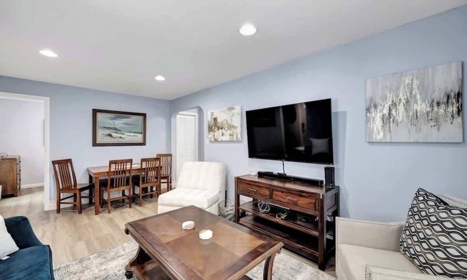Green Bay House | 3BR Home Near Lambeau Hot Tub Kids & Dogs OK