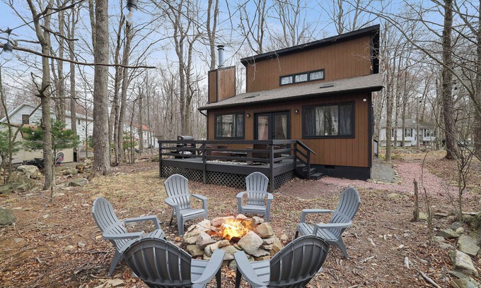 Tobyhanna House | 3BR Home w/Outdoor Fun~Lake~Fire Pit~Games~Grill