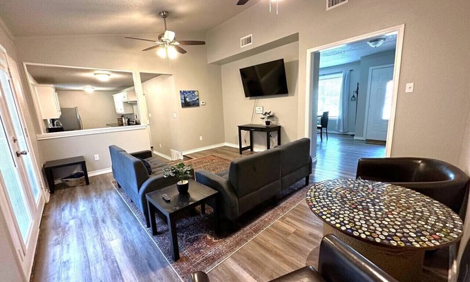 Belton House | 3BR House Near Belton Lake