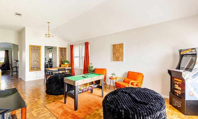 Southeast Arlington House | 3BR Large Family Oasis | PS5, Arcades + Fast WiFi