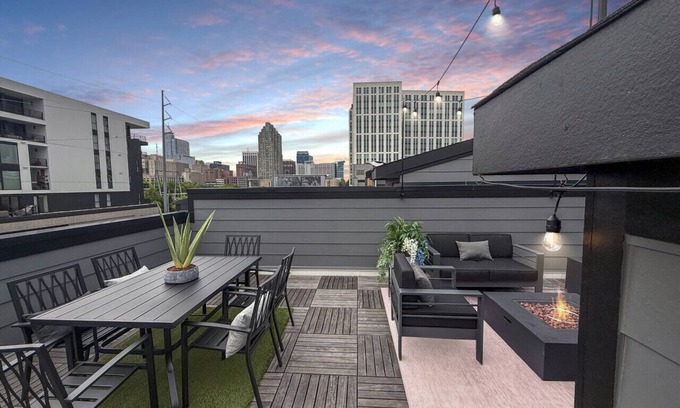 Downtown House | 3BR Luxury & Downtown - Roof Top Deck! Sleeps 8