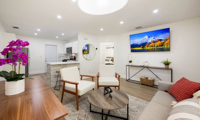 Hialeah House | 3BR Smart home, close to airport, Fast WiFi, Free private parking, Patio & Grill