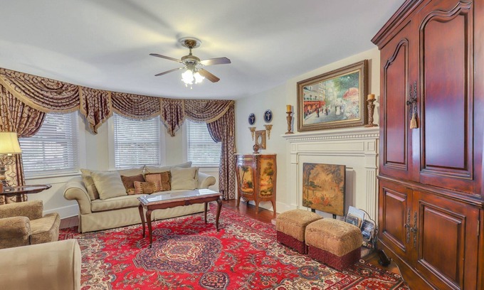 Historic Downtown Savannah Condo | 3BR Street Level Apartment on Jones St w/Parking