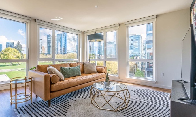 West Bellevue Apartment | 3BR | Views, Balcony, Gym | Bellevue | Sophari B