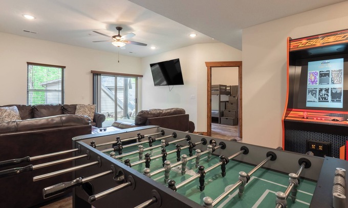 Indian Point Cabin | 3BR WALK-IN ~ Near SDC ~ Game Room ~ 2 Pools ~ FREE TICKETS INCLUDED! (RR93A)