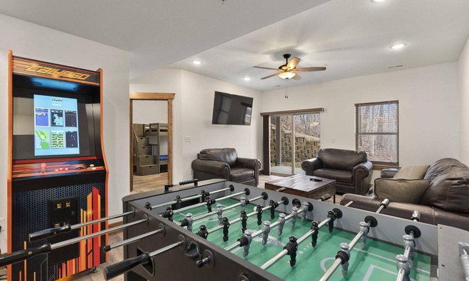 Indian Point Cabin | 3BR WALK-IN ~ Near SDC ~ Game Room ~ 2 Pools ~ FREE TICKETS INCLUDED! (RR93B)