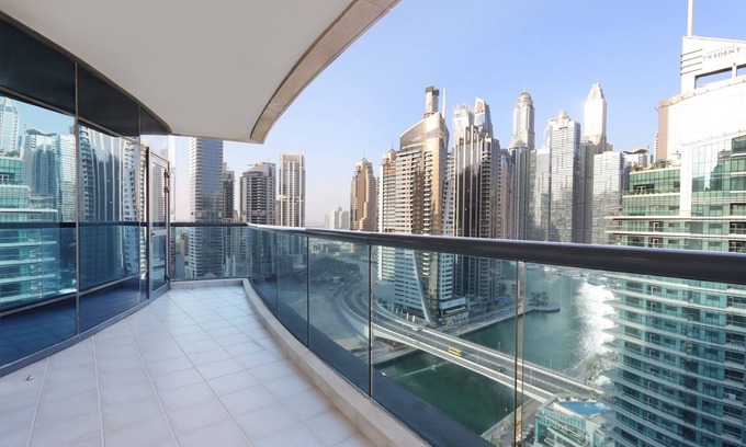 Dubai Marina Apartment | 3BR with Marina Skyline Views, Near Mall & Metro
