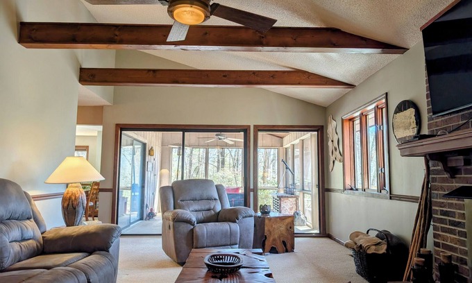 Franklin House | 4/2.5 Franklin, NC Mountain Meadows Retreat - Dog Friendly!