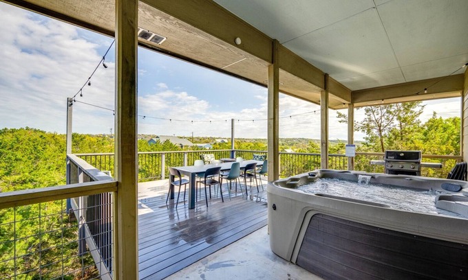 Dripping Springs House | 4 2 Firepit hot tub Scenic Views L2 EV Charger