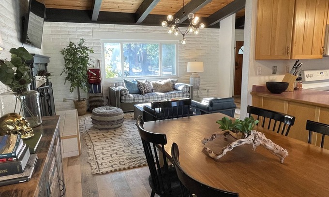 Tahoe Island Cabin | $4,200/mo-Furnished Ski Lease in South Lake Tahoe, 15 minutes to Heavenly Resort