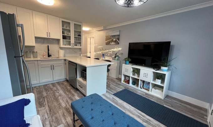 Hastings House | 4 Bdrm Contemporary City Oasis Near PNE