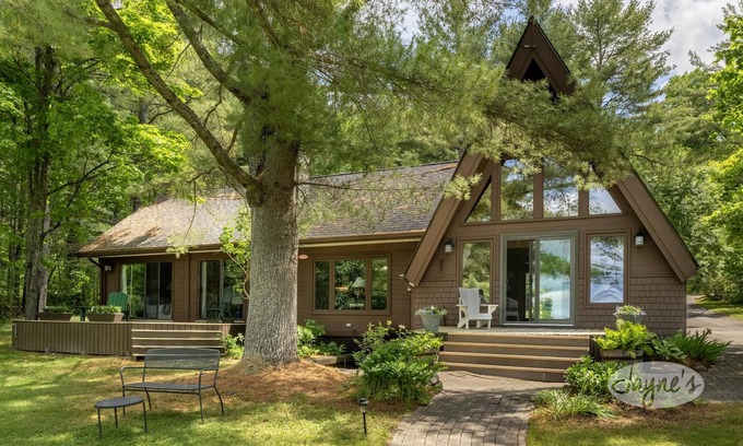 Muskoka Lakes Cottage | 4 bdrm + loft! 3 bath. Cottage+Renovated Guest Cabin!