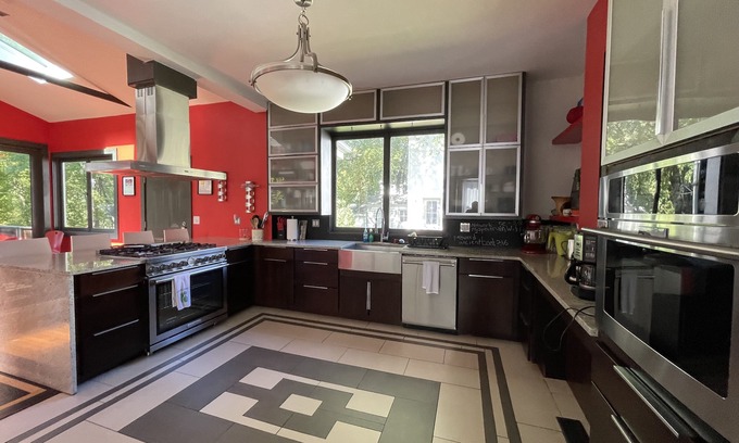 Troy House | 4 Bdrm Modern Victorian with Tree House and playground