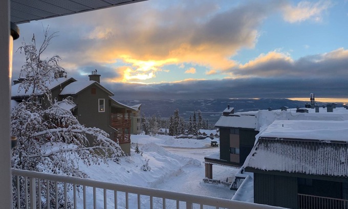 Big White Ski Resort Condo | 4 Bdrm - Ski in/Out Condo - Private Hot Tub! Quick walk to the Village