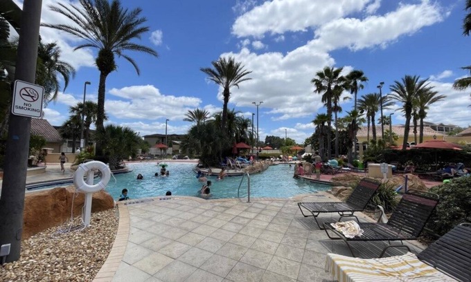 Regal Palms House | 4 Bed 3 Bath Resort Town Home - Enjoy Pool & Amenities - close to Disney & Golf!