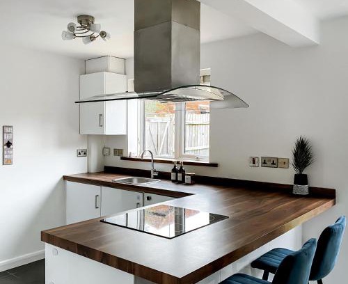 Kettering House | 4 bed family home wifi, netflix, parking, close to wicksteed park