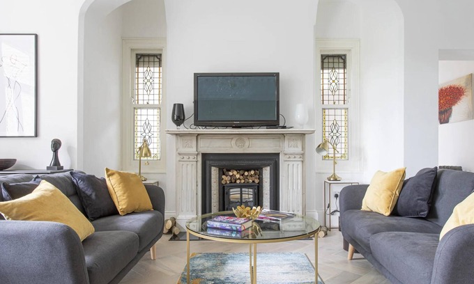 Ealing Apartment | 4-Bed Flat in West London, Sleeps 8, 8 min to Tube