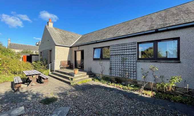 Leven House | 4 bed house in Elie centre, off street parking, enclosed garden, close to beach.