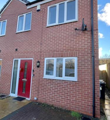 Bilston House | 4 bed house perfect for contractors