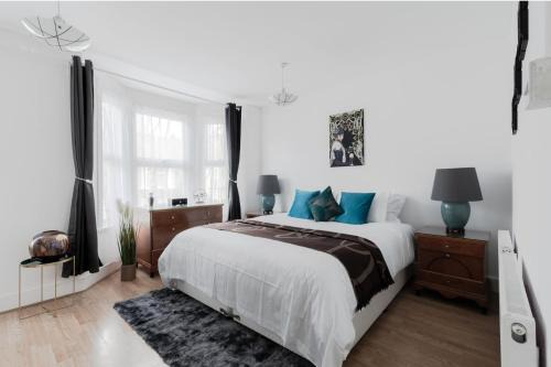 Plaistow South House | 4 Bed House - Sleeps 8 - Garden Pets Wifi