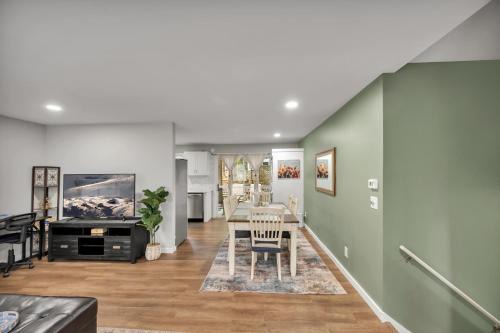 Bynum House | 4 Bed Moroccan style, min to UNC, Kids Essentials, Crib, walk to Golf
