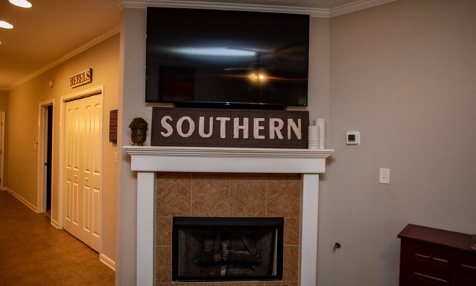 Oxford Condo | 4 BEDROOM 2.5 BATH CLOSE TO CAMPUS AND THE SQUARE.
