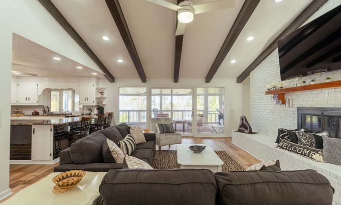 Heber Springs House | 4 Bedroom + 3.5 Bathroom Greers Ferry Lakefront Home in Heber Springs!