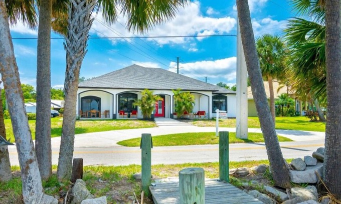 Cocoa Apartment | 4 Bedroom 620499 by Houzlet