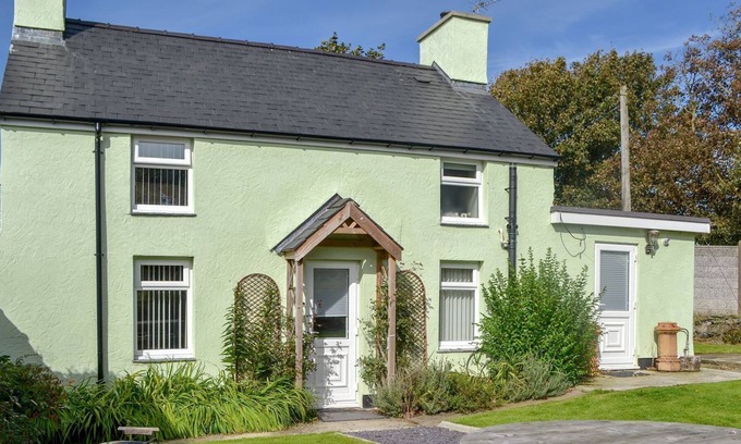 Llanfachraeth Cottage | 4 bedroom accommodation in near Holyhead, Isle of Anglesey