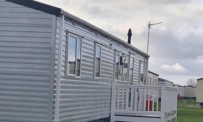 Clacton-on-Sea Ski Chalet | 4-bedroom Caravan/static Home in Clacton-on-sea