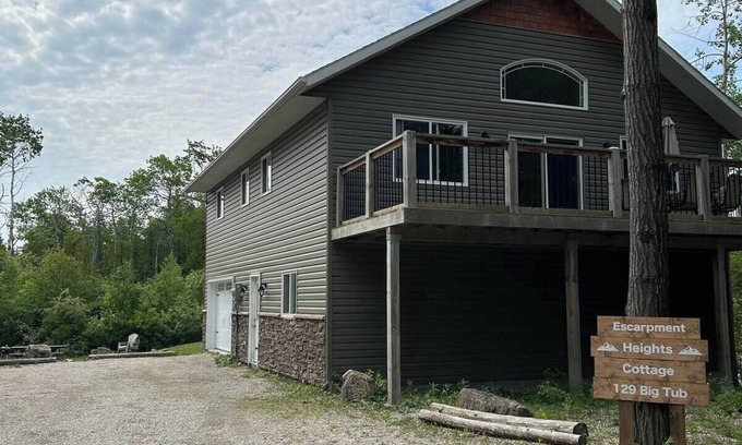 Tobermory House | 4 Bedroom Cottage- 129 Big Tub Rd