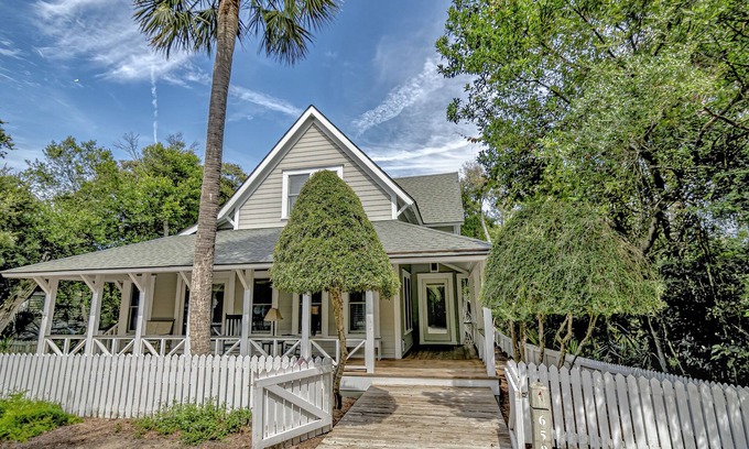 Cape Fear Station House | 4 Bedroom Home in Cape Fear Station! 2 carts, full crofter with kitchen, wifi