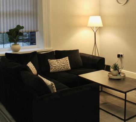 Dewsbury House | 4 bedroom home with games room - perfect for families, groups and contractors!