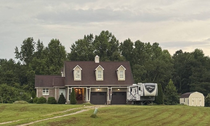 Bunnlevel House | 4-bedroom house in lovely Coats with fitness room, AC, hot tub, outdoor patio.