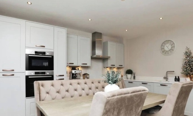 Halewood House | 4 Bedroom House - Sleeps 8, Free Parking, Garden