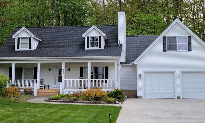 Lake Leelanau House | 4-bedroom lake house with AC and WiFi in lovely Lake Leelanau, on the Narrows