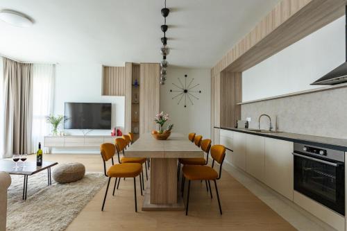 Sarajevska Apartment | 4 bedroom luxury apartment with park & river view