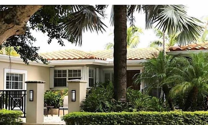 Harbor Beach Apartment | 4 Bedroom Single family 233270 by Houzlet