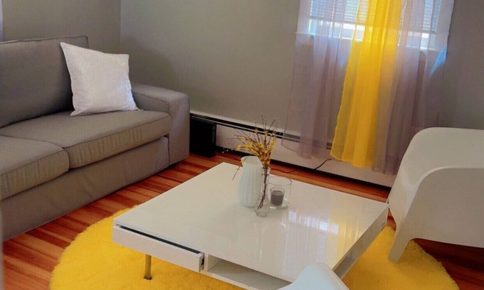 Pawtucket House | 4-bedroom single-family house on a producing orchard of 10 square feet.