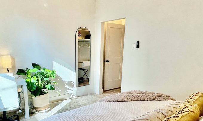 Downtown Salt Lake City House | 4 bedroom, sleep 8, 3 king beds, Downtown, walk to Trax, 10 min to airport