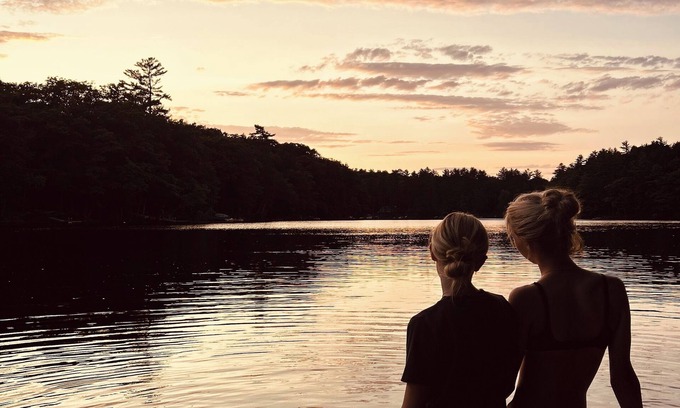 Winthrop House | 4-bedroom Waterfront LAKEHOUSE in Maine. Hot tub, firepit, deck & private dock.