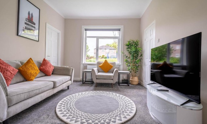 Cardonald Apartment | 4 Bedrooms Homely House - Sleeps 6 Comfortably with 6 Double Beds,Glasgow, Free Street Parking, Business Travellers, Contractors, & Holiday-Goers, Near All Major Transport Links in Glasgow & City Centre