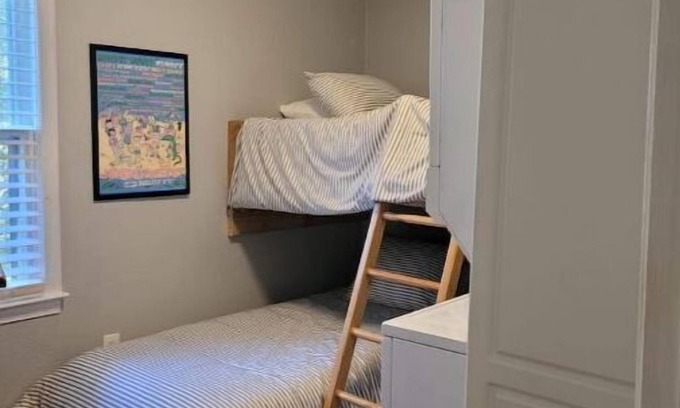 Athens House | 4 bedrooms, Pet Friendly, short walk to Southern Brewing Company.