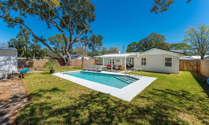 Fort Walton Beach House | 4 Beds, POOL , Huge Backyard - Ranch Home