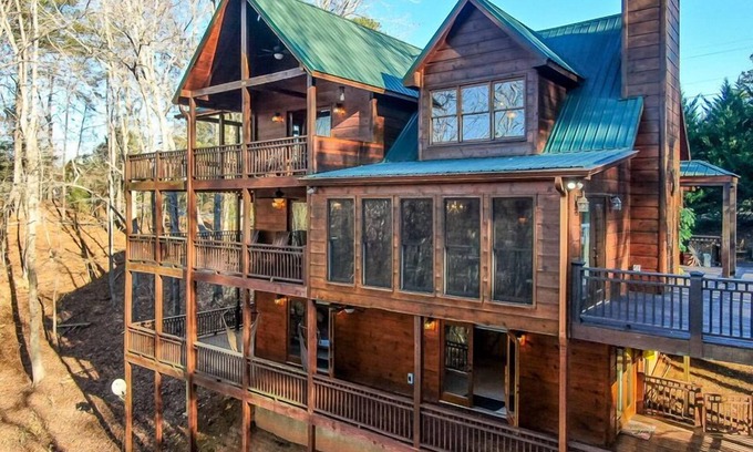 Ellijay Cabin | 4 BR+Loft, Fireplace, Hot Tub & Game Rm