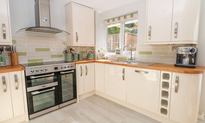 Conwy Cottage | 4 BRYN SEIRI ROAD, pet friendly, with a garden in Conwy