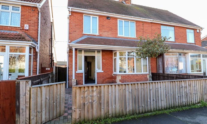 Skegness House | 4 DOROTHY AVENUE, pet friendly, country holiday cottage in Skegness