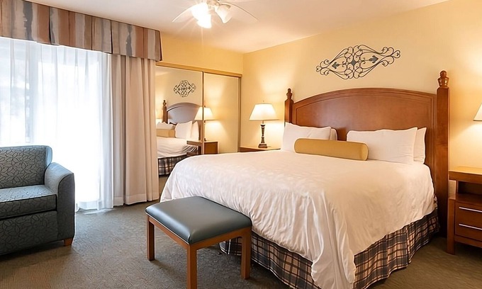 San Diego Country Estates Hotel | 4 Family Units | Pool & Free Onsite Parking | Near Ramona Winery